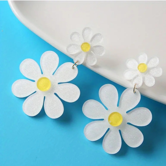 RETRO 60S VIBE GOGO WHITE ACRYLIC  DAISY EARRINGS NWOT - Picture 4 of 4